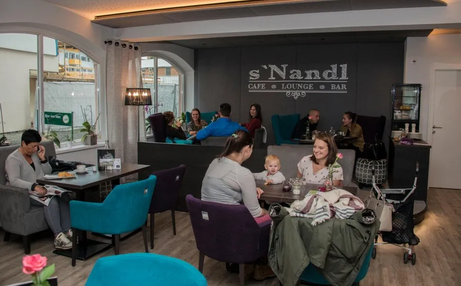 sNandl-in-bekannten-neuen-Haenden sNandl-in-bekannten-neuen-Haenden