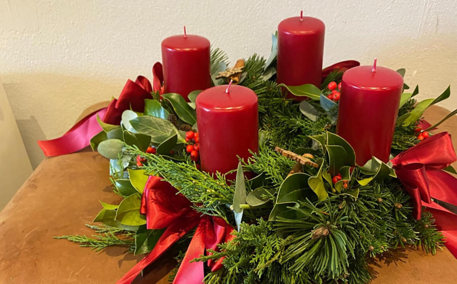 Adventskranz-binden-fuer-Kinder-mit-Erwachsenen