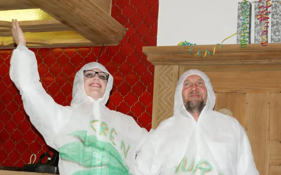 Mit-spitzer-Feder-und-scharfer-Wuschz