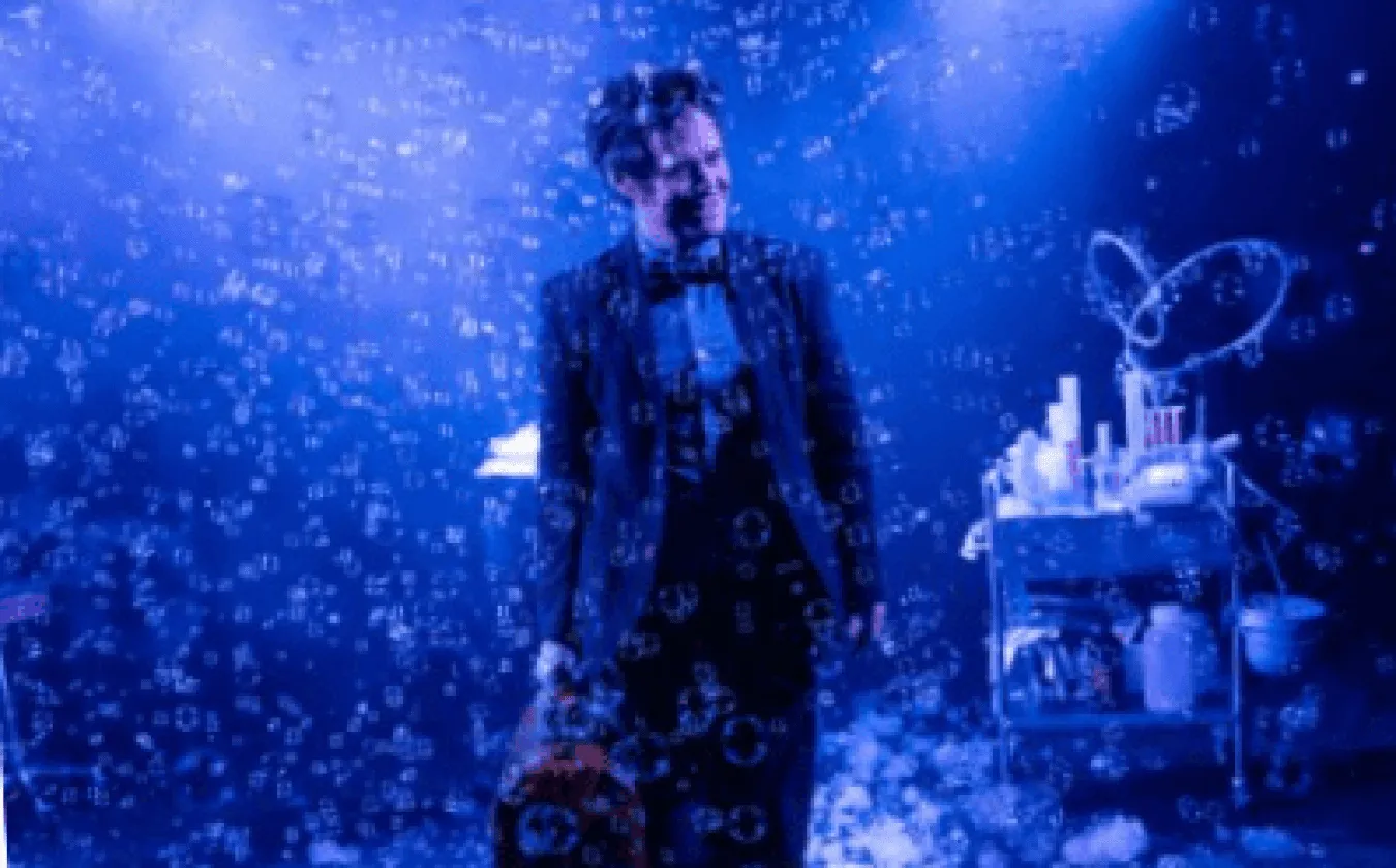 Kindertheater-ALCHEMY-THE-SCIENCE-OF-TURNING-BUBBLES-INTO-ART