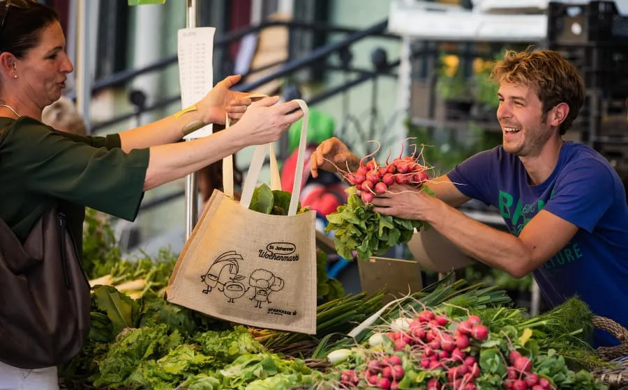 Wochenmarkt-mit-schoenen-Geschenkideen-fuer-den-Vatertag