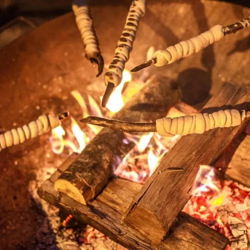 Stockbrot-an-den-Feuerstellen-